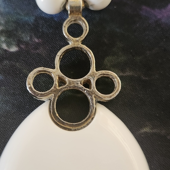 1960s LARGE MODULAR KENNETH JAY LANE CERAMIC WHITE PENDANT AND BEADS - Picture 4 of 16